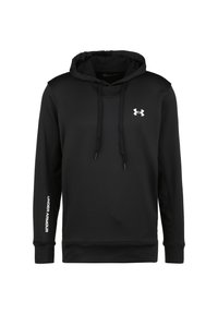 Zwarte hoodie van zacht materiaal, met een voorvak in kangoeroestijl, trekkoorden en een wit "Under Armour" logo op de mouw.