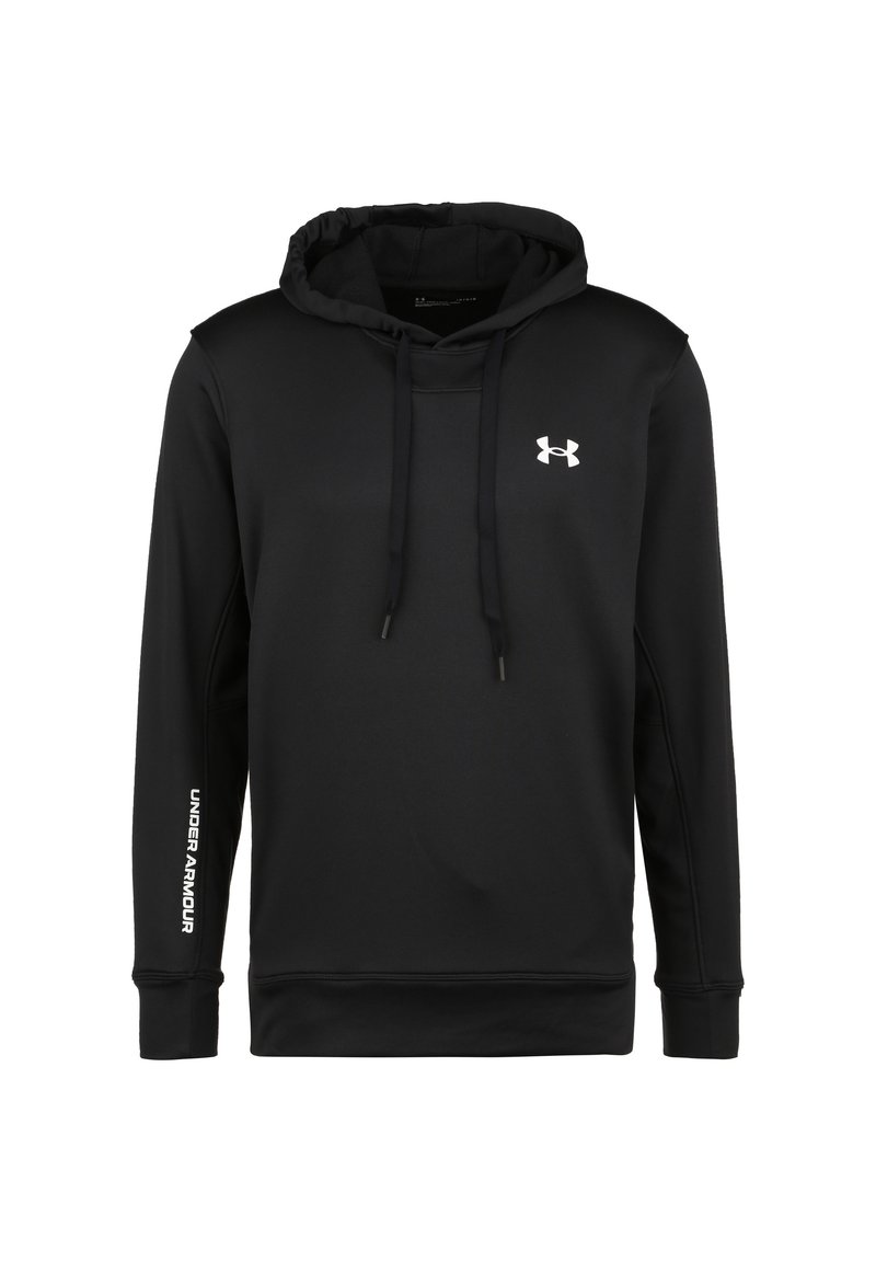 Zwarte hoodie van zacht materiaal, met een voorvak in kangoeroestijl, trekkoorden en een wit "Under Armour" logo op de mouw.