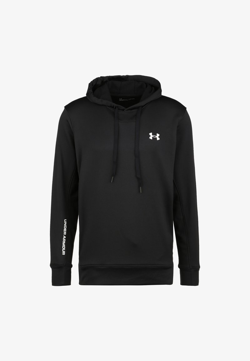 Zwarte hoodie van zacht materiaal, met een voorvak in kangoeroestijl, trekkoorden en een wit "Under Armour" logo op de mouw.