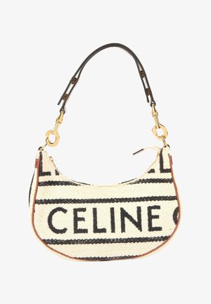 Petit sac à main tissé couleur crème avec des rayures horizontales noires, grand texte "CELINE", bordure marron et bandoulière en cuir foncé amovible avec fermoirs dorés.
