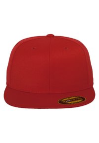 Punase sobiv müts, millel on lame ääre. Valmistatud siledast kangast. Omab ventilatsiooniavasid ja ringikujulist brändikleepsu äärel.