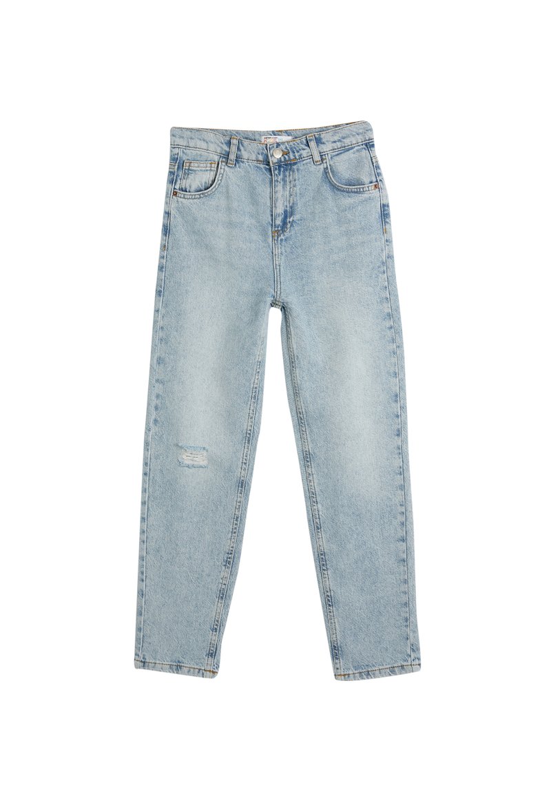Jeans de denim azul claro con un ajuste relajado, con detalle de rodilla desgastada, diseño de cinco bolsillos y una cinturilla estándar con pasadores para cinturón.