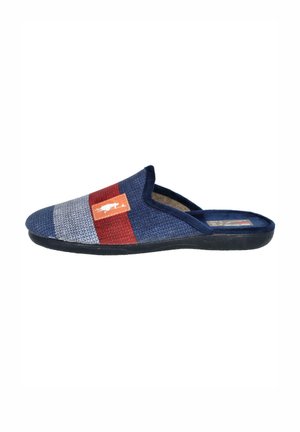 Zapatilla de tela tejida con rayas azules, rojas y grises. Diseño de talón abierto con suela de goma negra y una parche de logo naranja.