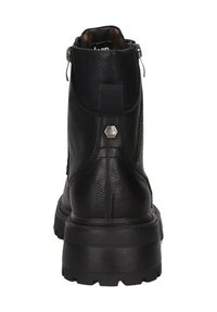 Stivale alla caviglia in pelle nera con superficie testurizzata, cerniera laterale e suola in gomma spessa. Presenta un accento metallico esagonale sul retro.