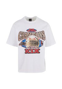 Hvit bomulls t-skjorte med grafisk design som viser et basketballtrofe, "CHAMPIONS 1993," og "OUTTA THIS WORLD K1X" i rødt og blått.