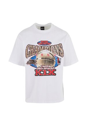 Hvit bomulls t-skjorte med grafisk design som viser et basketballtrofe, "CHAMPIONS 1993," og "OUTTA THIS WORLD K1X" i rødt og blått.
