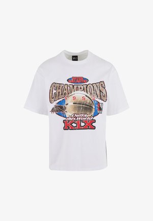 Camiseta blanca de algodón con un diseño gráfico que presenta un trofeo de baloncesto, "CAMPEONES 1993" y "FUERA DE ESTE MUNDO K1X" en rojo y azul.