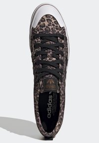 Baskets imprimées léopard noir et violet avec un bout rond, des lacets noirs et une semelle en caoutchouc blanche comprenant des détails de logo sur la languette.