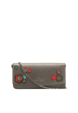 Mała szara skórzana kopertówka z kolorowymi aplikacjami kwiatowymi i srebrnym łańcuszkiem na ramię, wytłoczonym logo Wittchen na środku.
