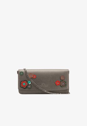 Kleine graue Leder-Clutch mit bunten Blumenapplikationen und silberner Kettenriemen, geprägt mit Wittchen-Logo in der Mitte.