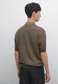 Massimo Dutti TEXTURED V-NECK - Poloshirts - khaki