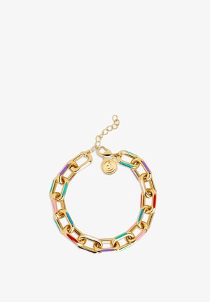 Gul link-armbånd med farverige emaljeakvenser i lilla, rød, turkis og pink; har en lukning og charmdetalje.