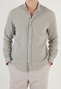 Camicia button-up in verde oliva tenue e strisce bianche, con colletto classico, maniche lunghe e una vestibilità slim con bottoni.