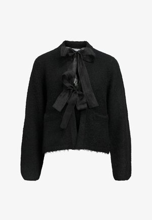 Jersey negro con un acabado texturizado, que presenta un diseño corto, con apertura frontal y un lazo de satén en el cuello.