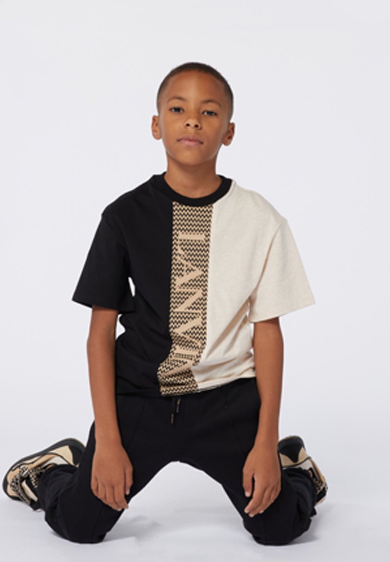 T-shirt color-block noir et beige avec un panneau texturé et décoré portant le mot "LANVIN". Manches courtes et coupe décontractée.