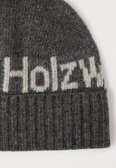 Gorro cinzento de malha com textura canelada, apresentando a palavra "Holz" em letras brancas na faixa frontal. Tecido macio e quente.