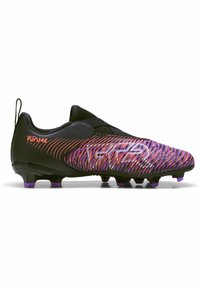 Crne nogometne kopačke s teksturiranim, višebojnom uzorkom u ljubičastoj, ružičastoj i bijeloj boji. Imaju dizajn za slip-on i ljubičaste kramponi.
