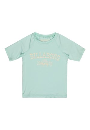 Jasnoniebieska koszulka Billabong z krótkim rękawem, z nadrukiem "BILLABONG Since 1973" i logo w jasnopół żółtym na przodzie.