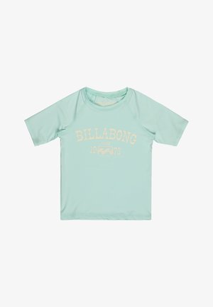 Jasnoniebieska koszulka Billabong z krótkim rękawem, z nadrukiem "BILLABONG Since 1973" i logo w jasnopół żółtym na przodzie.
