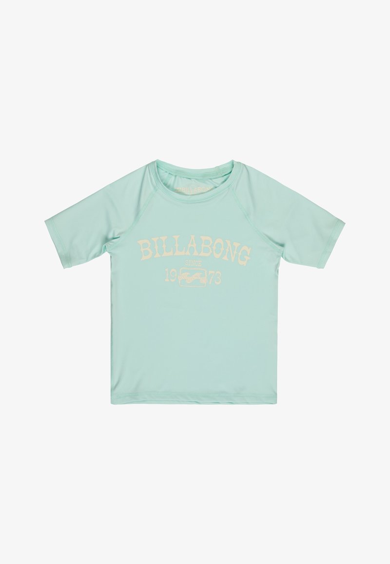 T-shirt Billabong bleu clair à manches courtes avec le texte "BILLABONG Since 1973" et le logo imprimés en jaune pâle sur le devant.