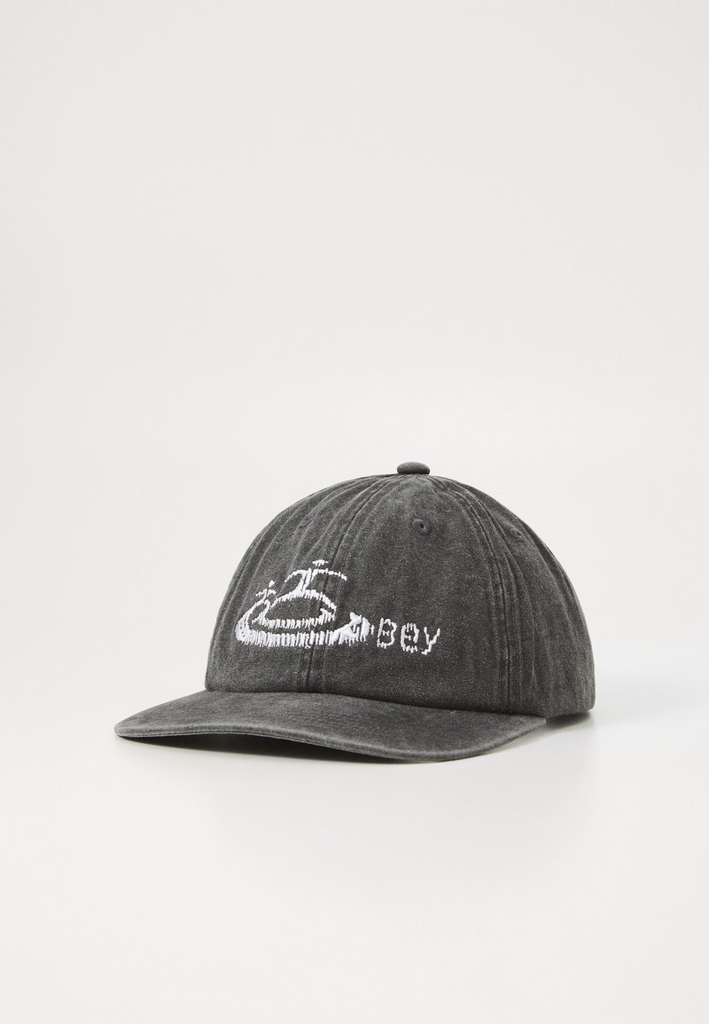 Grå bomulls caps med justerbar passform, med hvit brodert logo og tekst på fronten. Myk tekstur og buet skjermdesign.