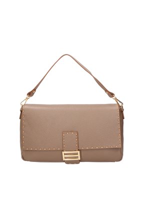 Sac à main rectangulaire en cuir taupe avec poignée supérieure, coutures visibles le long des bords, et boucle rectangulaire dorée sur le rabat avant.