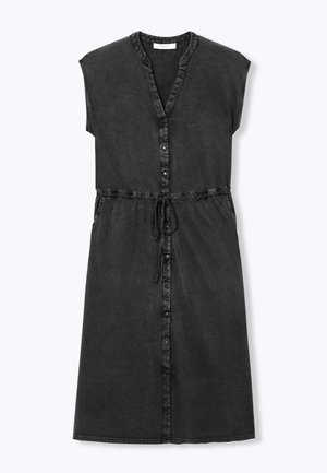 Robe noire sans manches à boutons, col en V, taille à cordon et poches avant, en tissu denim lavé.
