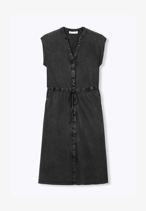 Robe noire sans manches à boutons, col en V, taille à cordon et poches avant, en tissu denim lavé.