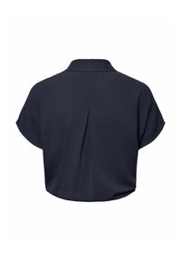 Maglietta blu navy a maniche corte con colletto, caratterizzata da una piega sul retro e un tessuto liscio e strutturato.