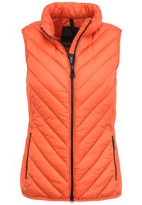 Pomarańczowa ocieplana kamizelka z wysokim kołnierzem, zamkiem błyskawicznym z przodu oraz dwoma bocznymi kieszeniami na zamek; posiada pikowany wzór w kształcie litery V.