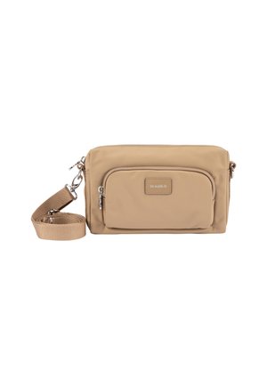 Beige rechteckige Umhängetasche mit Front-Reißverschlusstasche, verstellbarem Riemen und silbernen Metallbeschlägen vor weißem Hintergrund.