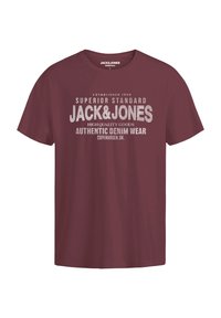 Tamsiai raudonas medvilnės marškinėliai su apvalia iškirpte, su balta užrašyta tekstu, nurodančiu prekės ženklą "Jack & Jones" ir retro dizainu.