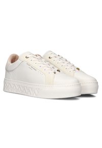 Bílé kožené tenisky se semišovými akcenty, kulatá špička, plochá podrážka s tkanou texturou a šněrování se zlatými detaily.