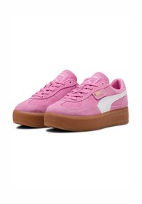 Sneaker in suede rosa con logo e dettagli bianchi, caratterizzati da una spessa suola in gomma marrone. Design con lacci e linguetta e collarino imbottiti.