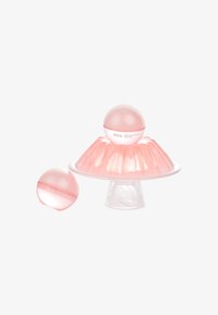 Deux contenants sphériques roses de soins de la peau étiquetés "Abib" sur un présentoir à gâteaux transparent et texturé, mettant en valeur une apparence brillante et gélatineuse.