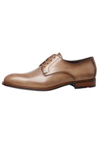 Bruin leren nette schoen met een ronde neus, zes veters, subtiele stiksels en een contrasterende houten hak. Gladde textuur met minimale accenten.