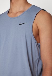 Nike Performance HYVERSE TANK - Top - ashen slate/black