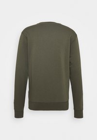 Olivově zelená mikina s dlouhými rukávy, kulatým výstřihem a žebrovanými manžetami. Hladký materiál a minimalistický design, s rovným lemem.