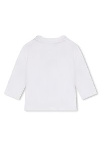Camicia bianca a maniche lunghe realizzata in cotone, con colletto rotondo e design semplice, con cuciture ordinate lungo i bordi e le maniche.
