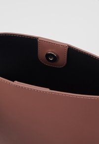 Pieces Handväska - mottled pink