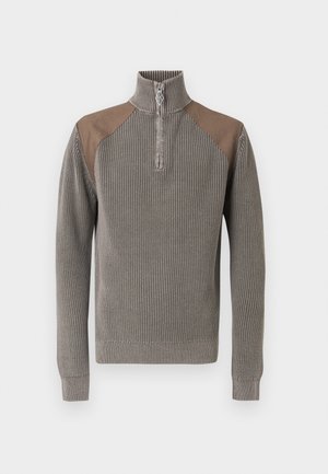 Herre taupe strikket pullover med høj krave, halv lynlås foran, og brune ruskind skulderlapper, lange ærmer samt ribstrikkede manchetter og kant.