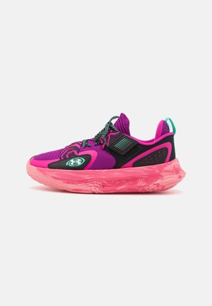 Lila und pinker Sportschuh mit schwarzen und türkisfarbenen Details, dicker strukturierter Sohle, Schnürsenkeln und Fersenlasche auf weißem Hintergrund.
