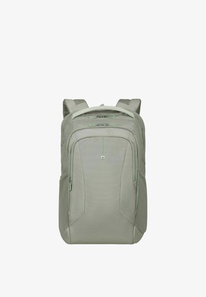 Sac à dos vert clair avec plusieurs compartiments zippés, bretelles rembourrées et une poignée supérieure, présenté de face sur un fond blanc.