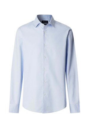 Lichtblauw overhemd met lange mouwen, knopen, kraag en manchetten, plat weergegeven op een witte achtergrond.