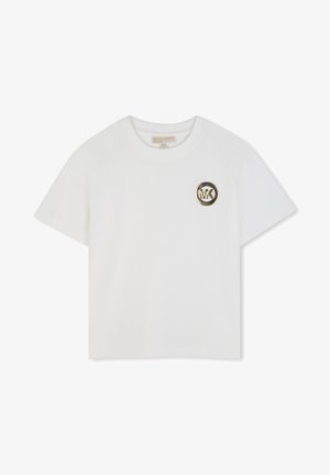 Balta trumpomis rankovėmis suapvalintu kaklu marškinėliai su mažu auksiniu apskrito formos "MK" logotipu viršutinėje kairėje krūtinės pusėje.