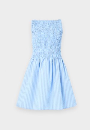 Ermeløs lys blå kjole med smokkert overdel og tynne, vertikale hvite striper, med et utvidet skjørt.