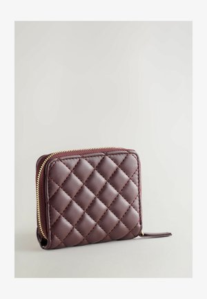 Gestepptes kastanienbraunes Lederportemonnaie mit einem goldenen Reißverschluss, das ein quadratisches Design und eine strukturierte Oberfläche mit diamantförmigen Mustern aufweist.