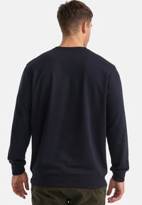 Navyblauwe sweatshirt gemaakt van een zachte katoenmix met een ronde hals, ribbels bij de manchetten en de onderrand. Heeft een eenvoudig, klassiek ontwerp zonder patronen.