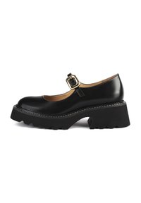 Czarne skórzane buty Mary Jane z okrągłym noskiem, regulowanym paskiem z klamrą oraz teksturowanym obcasem z platformą o ząbkowanej krawędzi.