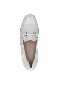 Baltas ādas slip-on kurpes ar kvadrātu purngalu, dekoratīvu metāla saites akcentu un smalku šuvumu sānos. Mīksta iekšējā odere.